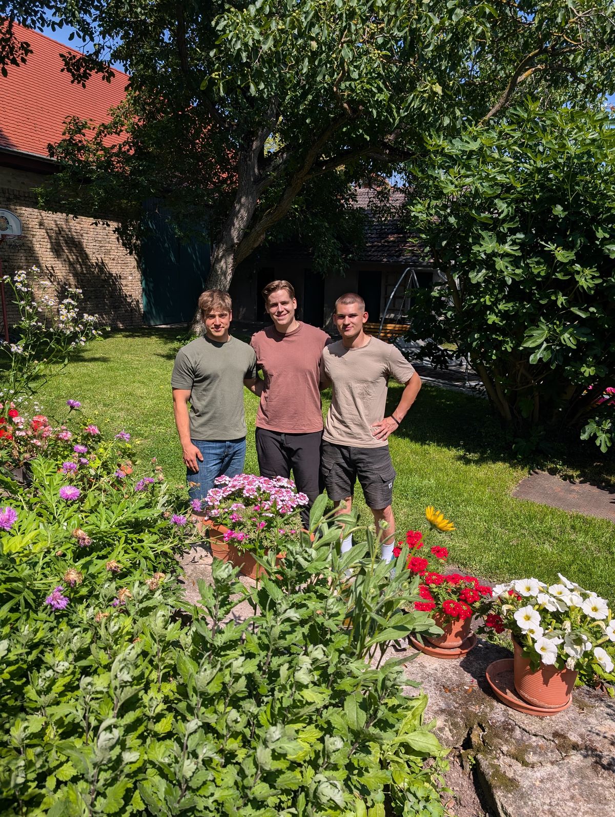 Das Team von SB-Gartenpflege in einem gepflegten Garten
